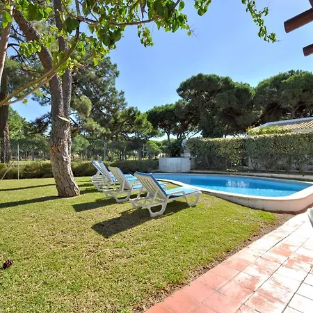 Perfect Retreat Overlooking Pinhal Golf Course, Private Pool, Off-street Parking Лоле