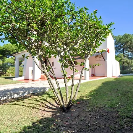 Villa Perfect Retreat Overlooking Pinhal Golf Course, Private Pool, Off-street Parking *