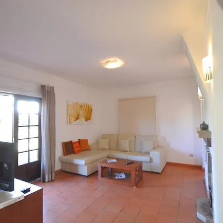 Villa Perfect Retreat Overlooking Pinhal Golf Course, Private Pool, Off-street Parking Loulé