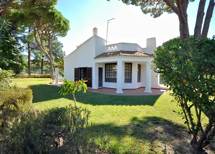 Perfect Retreat Overlooking Pinhal Golf Course, Private Pool, Off-street Parking Villa Loulé