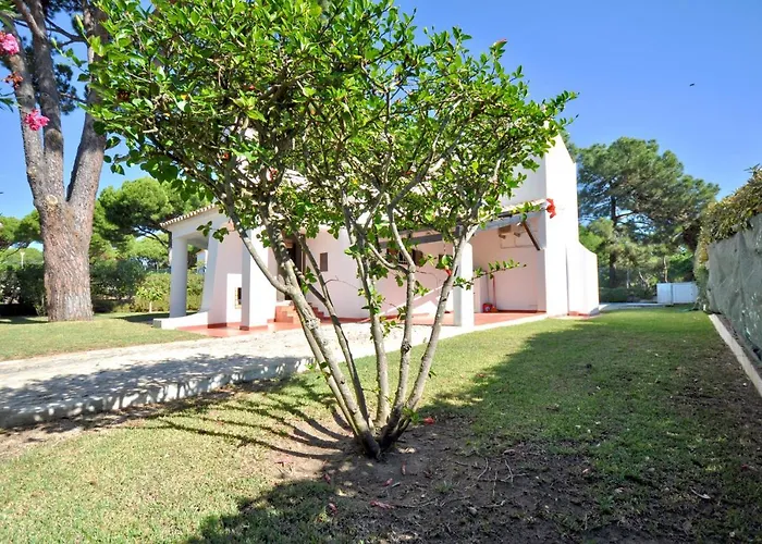 Villa Perfect Retreat Overlooking Pinhal Golf Course, Private Pool, Off-street Parking *