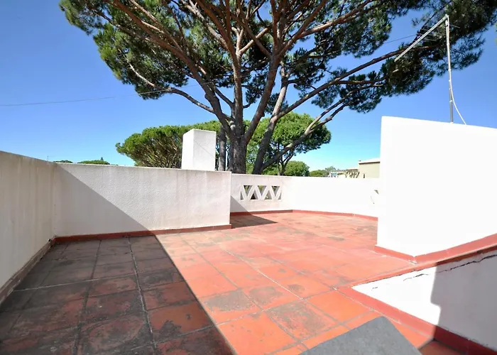 Villa Perfect Retreat Overlooking Pinhal Golf Course, Private Pool, Off-street Parking