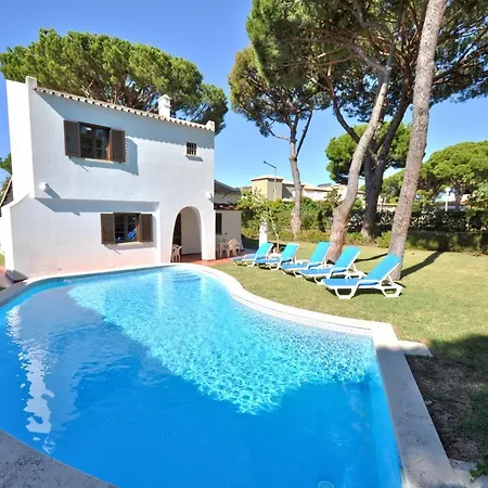 Villa Perfect Retreat Overlooking Pinhal Golf Course, Private Pool, Off-street Parking Quarteira