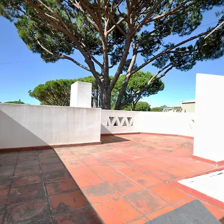 Villa Perfect Retreat Overlooking Pinhal Golf Course, Private Pool, Off-street Parking