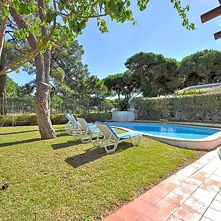 Villa Perfect Retreat Overlooking Pinhal Golf Course, Private Pool, Off-street Parking Quarteira