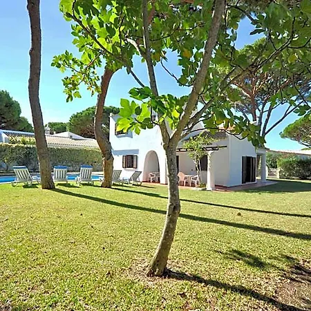 Villa Perfect Retreat Overlooking Pinhal Golf Course, Private Pool, Off-street Parking