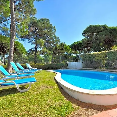 Villa Perfect Retreat Overlooking Pinhal Golf Course, Private Pool, Off-street Parking Quarteira