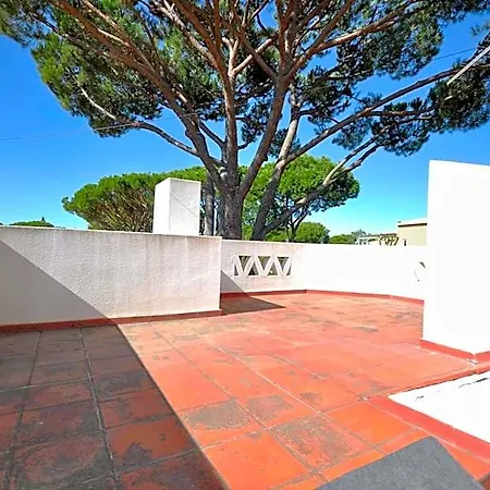 Villa Perfect Retreat Overlooking Pinhal Golf Course, Private Pool, Off-street Parking Quarteira