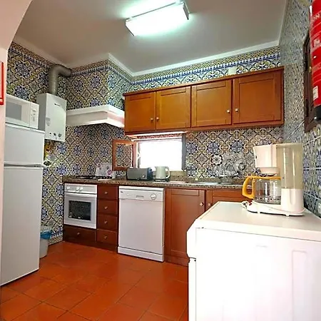 Villa Perfect Retreat Overlooking Pinhal Golf Course, Private Pool, Off-street Parking Quarteira