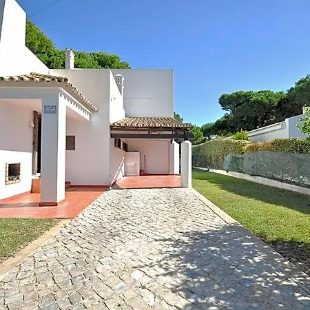 Perfect Retreat Overlooking Pinhal Golf Course, Private Pool, Off-street Parking Quarteira