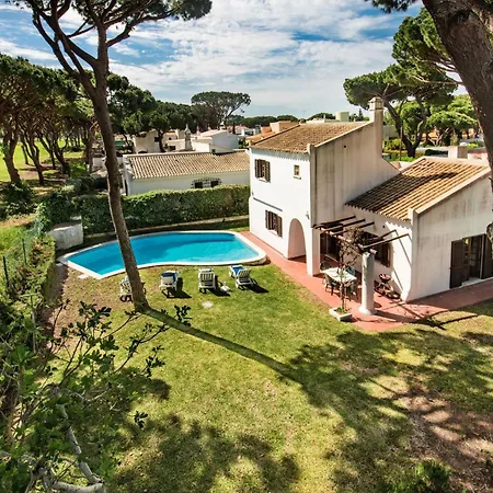 Perfect Retreat Overlooking Pinhal Golf Course, Private Pool, Off-street Parking
