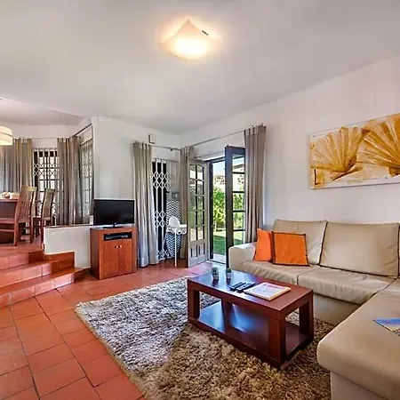 Perfect Retreat Overlooking Pinhal Golf Course, Private Pool, Off-street Parking 别墅 楼尔