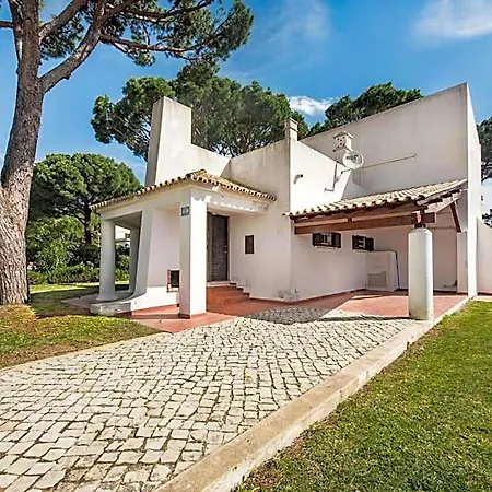 Villa Perfect Retreat Overlooking Pinhal Golf Course, Private Pool, Off-street Parking