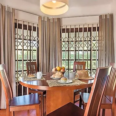 Perfect Retreat Overlooking Pinhal Golf Course, Private Pool, Off-street Parking 别墅