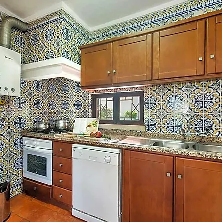 Villa Perfect Retreat Overlooking Pinhal Golf Course, Private Pool, Off-street Parking *