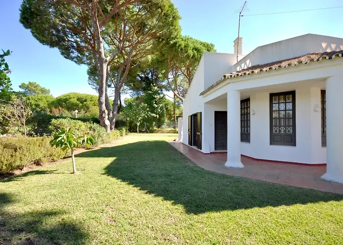 Perfect Retreat Overlooking Pinhal Golf Course, Private Pool, Off-street Parking