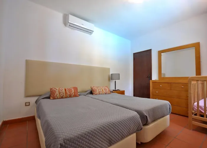 Perfect Retreat Overlooking Pinhal Golf Course, Private Pool, Off-street Parking