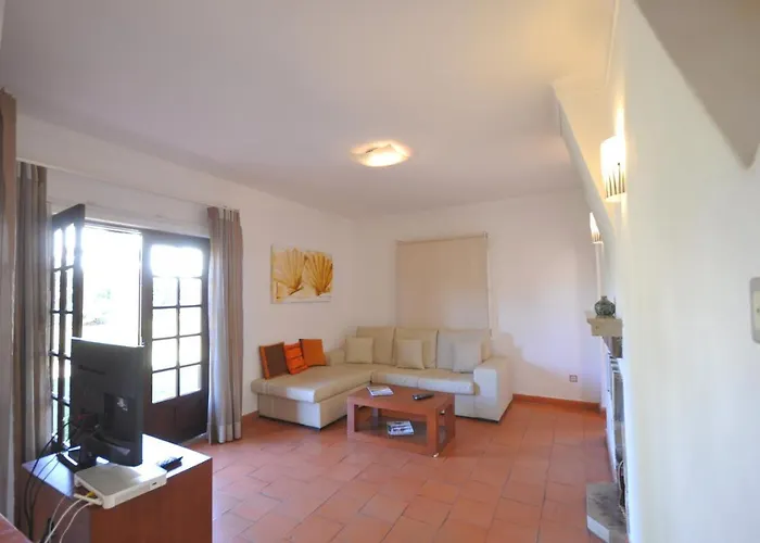 Villa Perfect Retreat Overlooking Pinhal Golf Course, Private Pool, Off-street Parking Loule